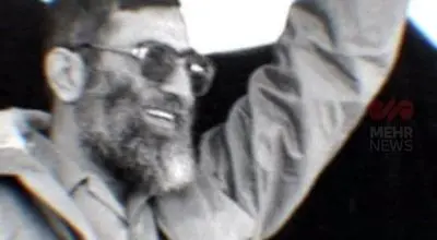 تصویری قدیمی از رهبر شهید انقلاب هنگام استراحت