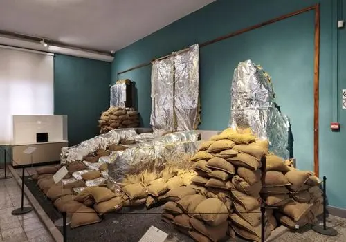 رد دست‌های ۶۴ هزار ساله بر دیوار غار؛ میراثی از انسان‌های نخستین+ عکس