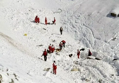 لحظه دلهره آور افتادن کوهنورد از صخره های یخ زده+ فیلم