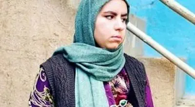 استایل خانومانه روناک سریال نون‌خ در یک نمایشگاه