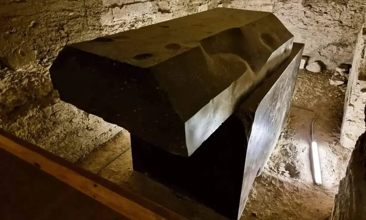 مهندسی شگفت‌انگیز مصر باستان در طراحی تابوت ۱۰۰ هزار کیلوگرمی گاو مقدس + تصاویر