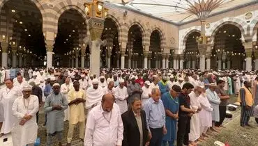 استفاده از موبایل وسط نماز توسط امام جماعت!+ فیلم