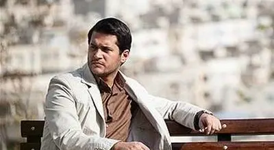 عکس غم‌انگیز سیاوش خیرابی بر مزار پدرش