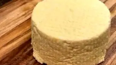 طرز تهیه لذیذترین پنیر خانگی فقط در ده دقیقه+ فیلم/  این پنیر را فقط با سه قلم مواد درست کن