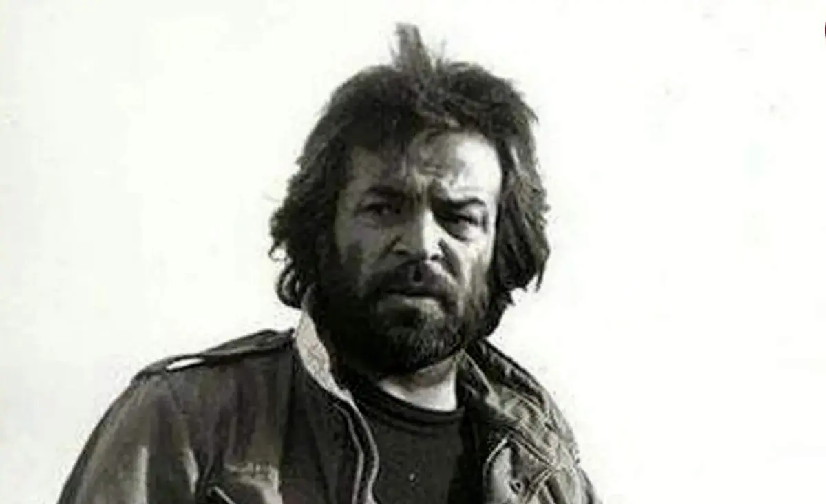 «ایرج قادری» در کنار «افسانه بایگان» و «افسانه پاکرو» در حال خرید لواشک