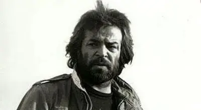 «ایرج قادری» در کنار «افسانه بایگان» و «افسانه پاکرو» در حال خرید لواشک