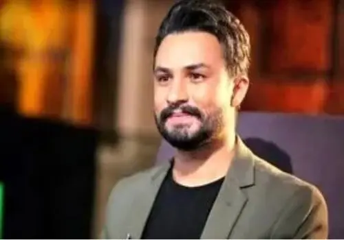 بوسه خواننده پاپ بر کتف محمود کریمی
