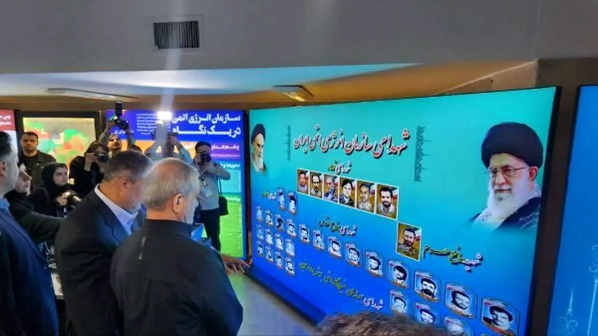 بازدید پزشکیان از نمایشگاه دستاوردهای صنعت هستهای کشور