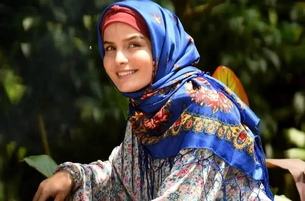 «غزاله اکرمی» (سوجان) در ۱۹ سالگی در پشت‌صحنه دومین سریالش