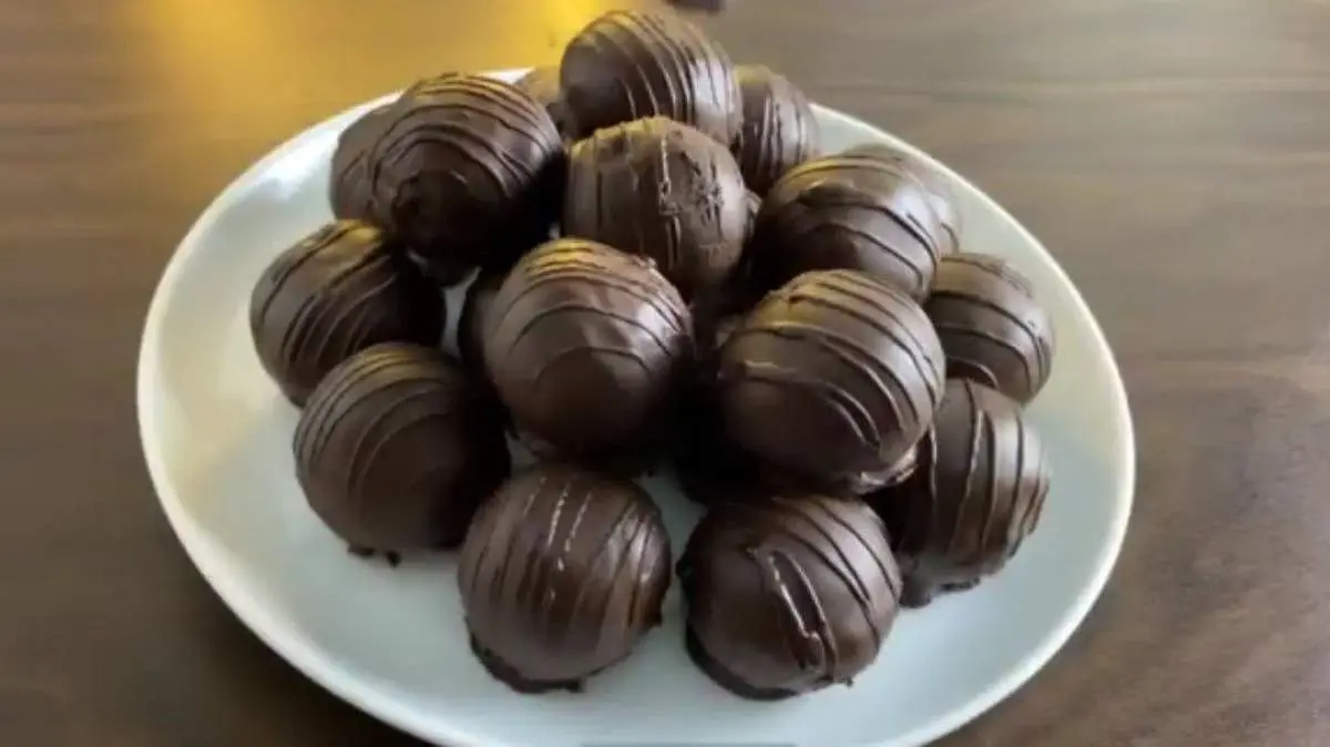 طرز تهیه لذیذترین دسر شکلاتی یخچالی با موز+ فیلم /  آموزش دسر شکلاتی یخچالی فقط با سه قلم مواد