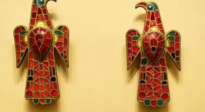 سنجاق سینه‌های ۱۵۰۰ ساله ملکه ناشناس جنجال به پا کردند+ عکس

