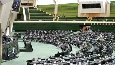 حضور نماینده شیراز با پیراهن ورزشی در مجلس!
