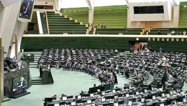 حضور نماینده شیراز با پیراهن ورزشی در مجلس!
