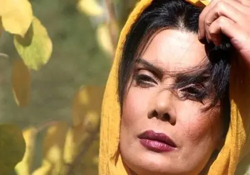 استایلِ عزای عاطفه رضوی در خاکسپاری برادرش/ عکس و ویدئو