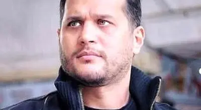  وداع بی‌صدا سیاوش خیرابی بر مزار پدرش + فیلم
