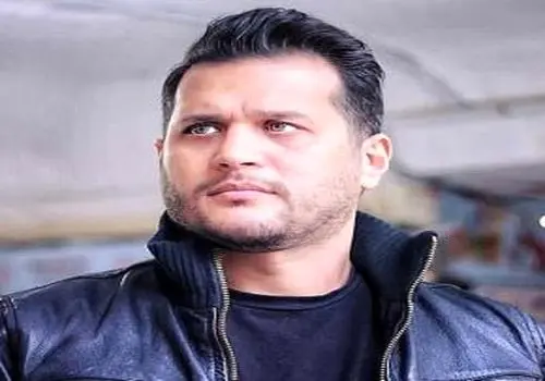  وداع بی‌صدا سیاوش خیرابی بر مزار پدرش + فیلم