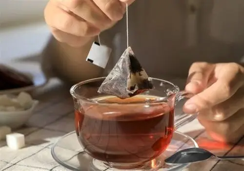 خطرات خوردن چای کیسه‌ای که نمی‌دانستید!