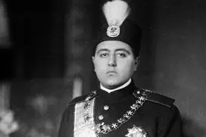 توصیف جیمز مونسریف بالفور از احمدشاه قاجار/ شاهی در انزوا و ترس