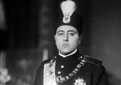 «احمدشاه» هنگام جلوس بر تخت مرمر در کاخ گلستان