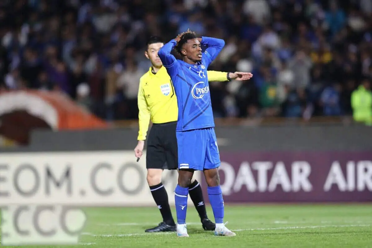 رباط مهاجم استقلال پاره شد!