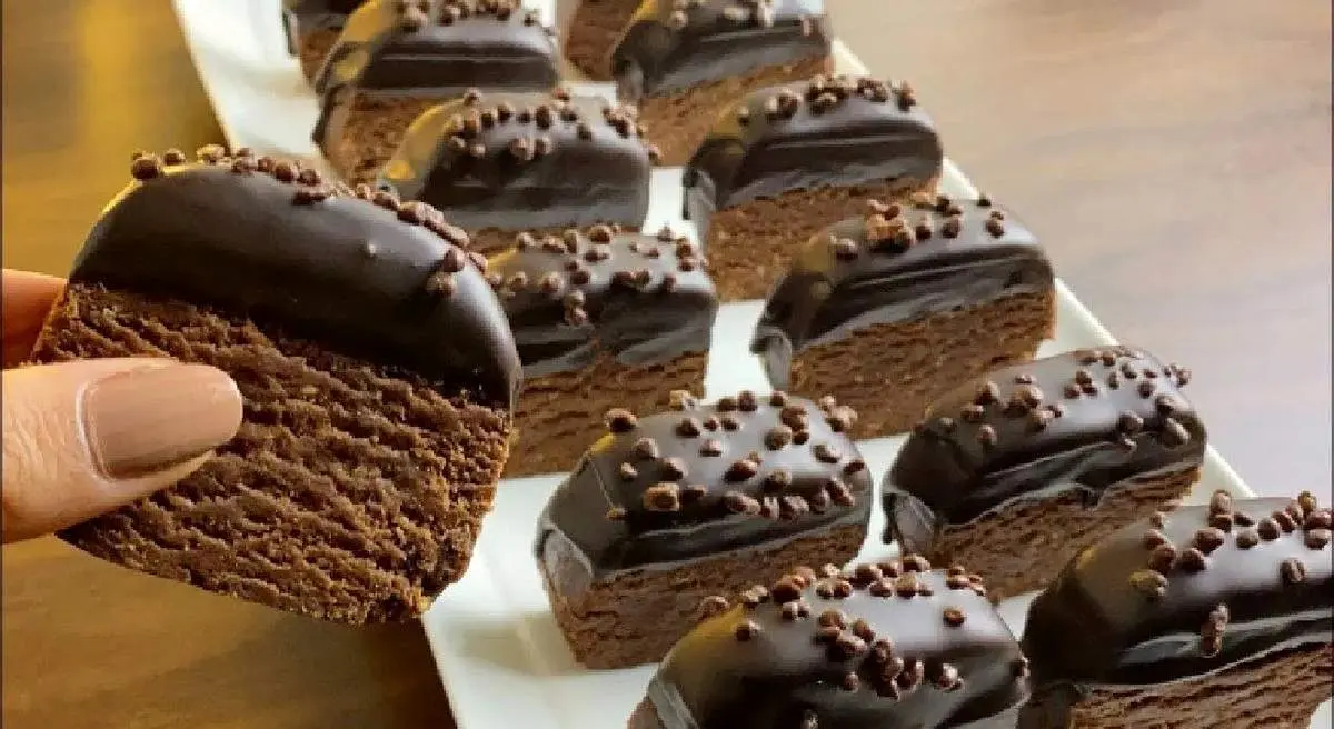 طرز تهیه جذاب ترین دسر شکلاتی یخچالی با بیسکوییت برای عصرانه+ فیلم / شیرینی های شکلاتی یخچالی را سه سوته آماده کنید