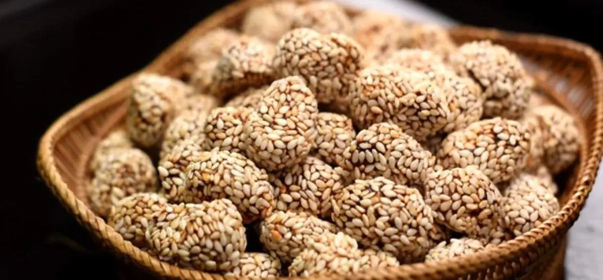 طرز تهیه خوشمزه ترین دسر کنجدی فقط با سه قلم مواد+ فیلم/ این دسر کنجدی ۱۰ دقیقه ای حاضر است