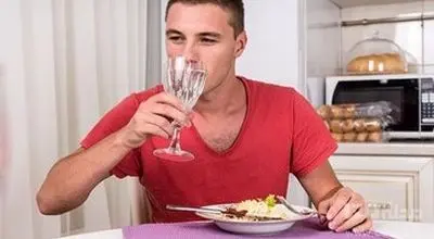 بالاخره همراه غذا آب بخوریم یا نه؟