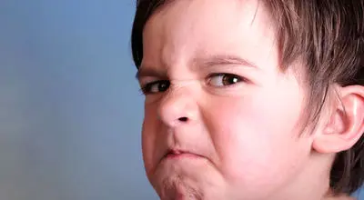 چگونه با بچه لجباز رفتار کنیم؟ ۲۰ ترفند رفتاری با کودکان لجباز