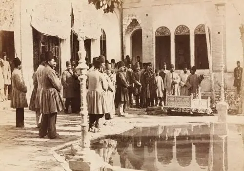 تصویری زیرخاکی از ناصرالدین شاه در حال بررسی هدیه‌ای از هند 
