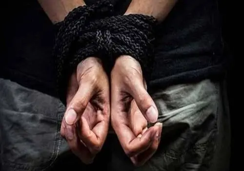 ویدیوی جالبی از مقابله پلیس چین با یک قمه کش!