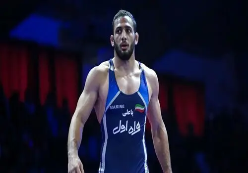دبیر و رفقا در میدان انقلاب بیلبورد گرفتند