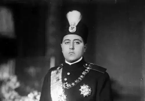 تصویری از احمدشاه قاجار در پیست اسب‌دوانی پاریس (۱۹۱۹)