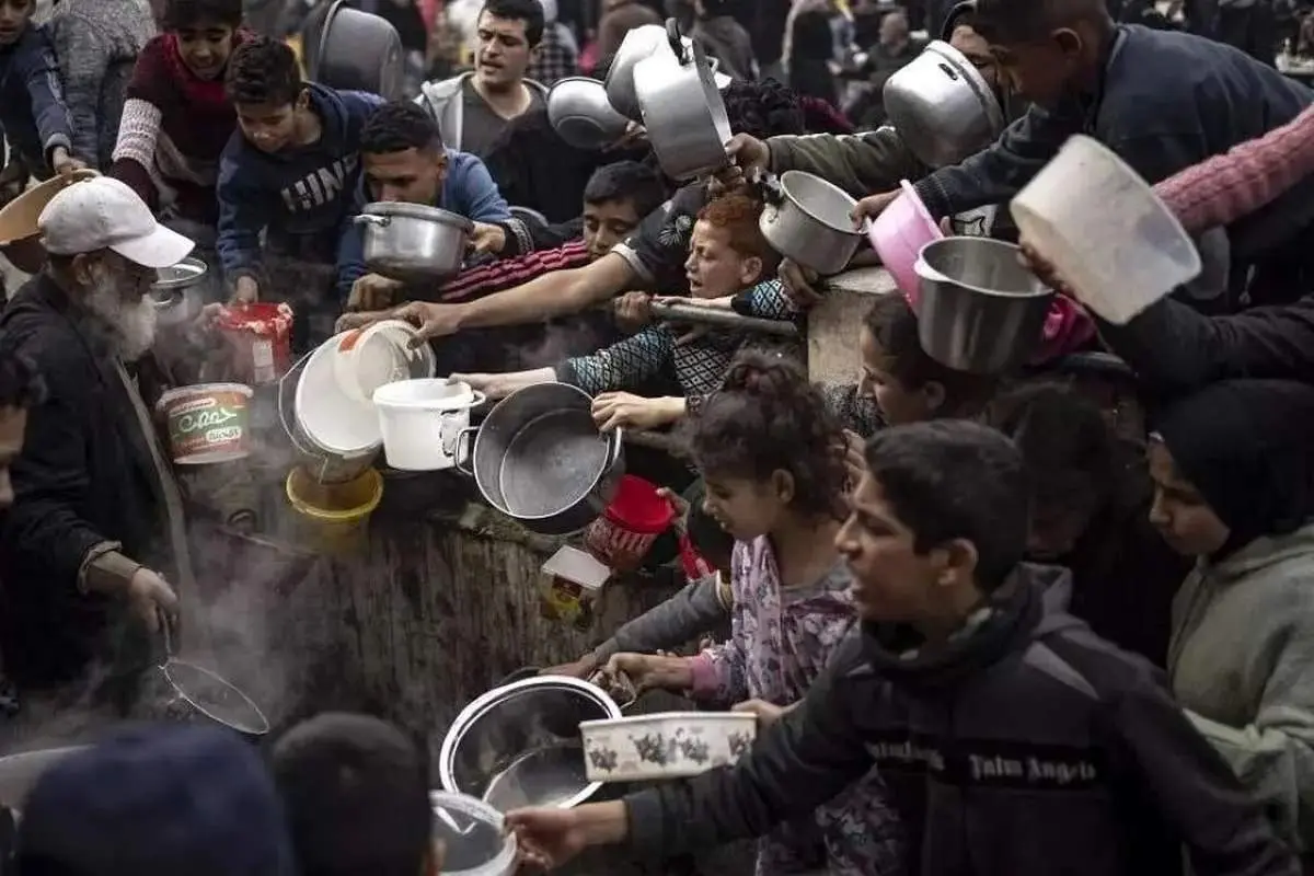 لحظه مرگ پیرمرد گرسنه فلسطینی در صف غذا + فیلم