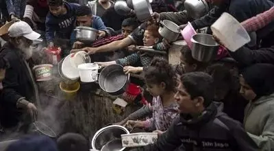 لحظه مرگ پیرمرد گرسنه فلسطینی در صف غذا + فیلم
