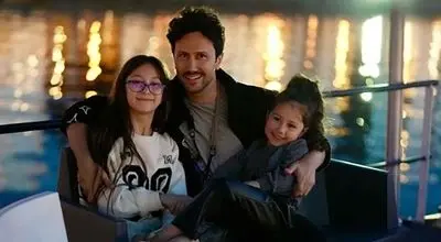 سلفی جدید و صمیمی شاهرخ استخری در کنار پناه و نبات؛ بازتاب یک لحظه خانوادگی در فضای مجازی!