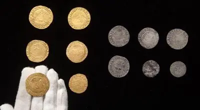 گنج سکّه‌های 500 ساله از باغچۀ حیاط پشتی خانه زوج بریتانیایی بیرون آمد + عکس
