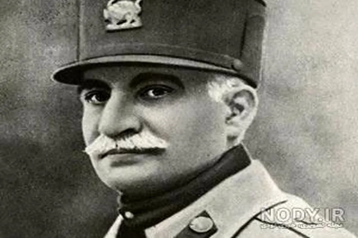 تصویری از رضاشاه در حال بررسی علم و فناوری