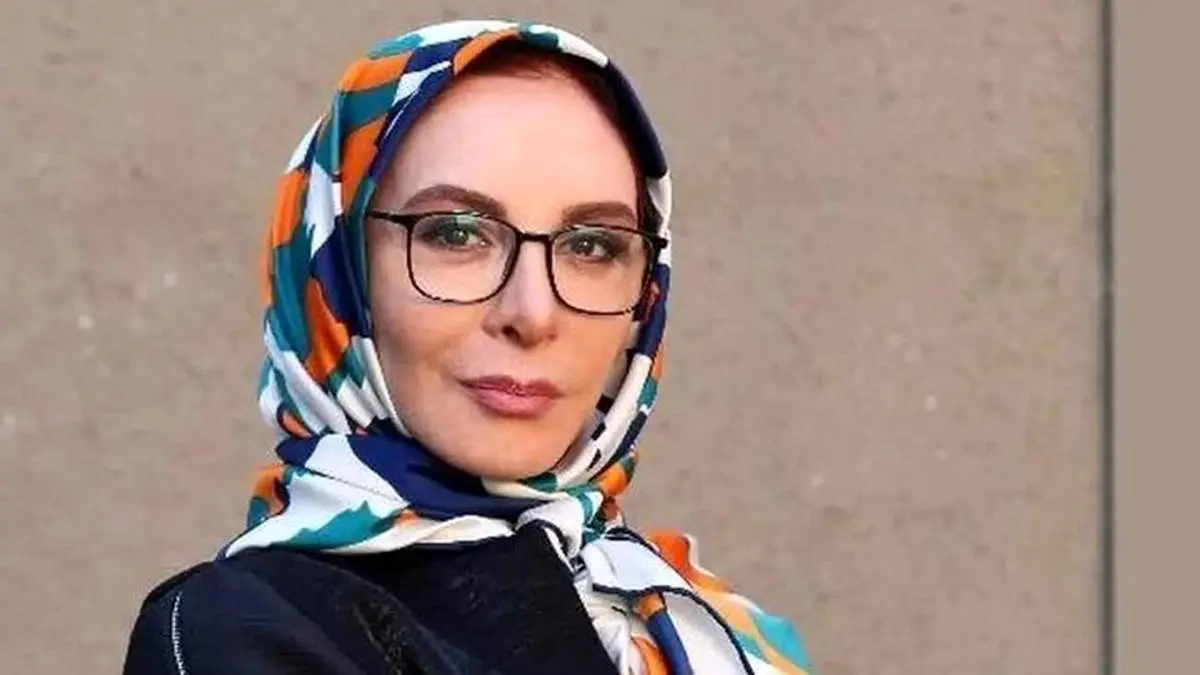 ویدیوی جنجالی افسانه بایگان در حال بازی با دلفین ها