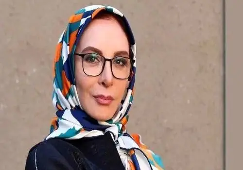 ویدیوی جنجالی افسانه بایگان در حال بازی با دلفین ها