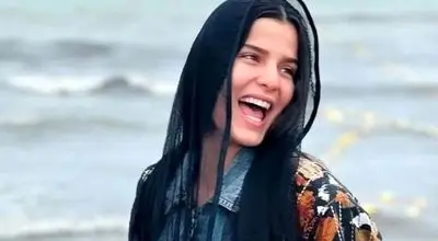 چهرۀ «غزاله اکرمی» (سوجان) ۲۰ ساله در مراسم اکران یک فیلم؛ سال ۹۷