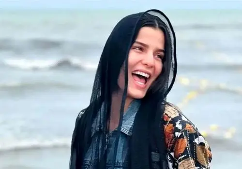 چهرۀ «غزاله اکرمی» (سوجان) ۲۰ ساله در مراسم اکران یک فیلم؛ سال ۹۷