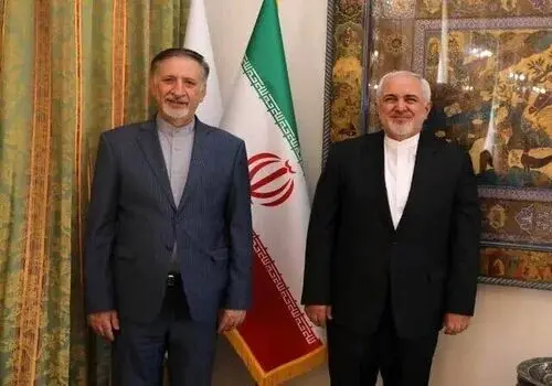 محمدجواد ظریف با لباس خادمی در مراسم اربعین + عکس
