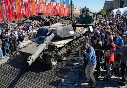 نمایشگاه غنائم روسیه در جنگ با اوکراین؛ تانک‌های لئوپارد آلمانی و آبرامز آمریکایی به مسکو رسیدند!+ فیلم