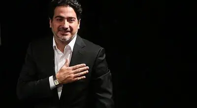 عذرخواهی همایون شجریان بابت تاخیر در شروع کنسرت رایگان در دوبی به دلیل ازدحام شدید ایرانی ها/ویدیو 