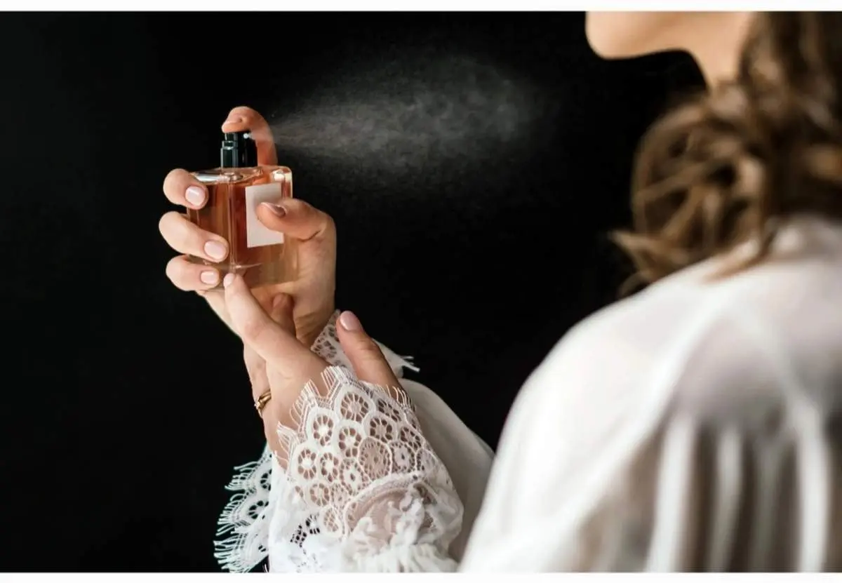 اسرار ماندگاری عطر؛ چطور تا پایان روز خوشبو بمانیم؟