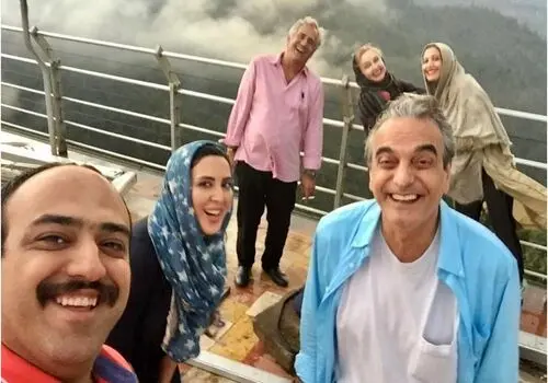 عکسی از حسن پورشیرازی در صف نماز میت همایون ارشادی