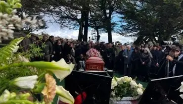 تصاویری از مراسم خاکسپاری بهرام بیضایی در آمریکا/ خاکسپاری بهرام بیضایی با نوای حسین علیزاده و مناجات خوانی مژده شمسایی/ ویدئو