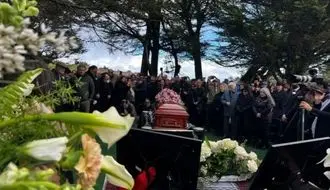 تصاویری از مراسم خاکسپاری بهرام بیضایی در آمریکا/ خاکسپاری بهرام بیضایی با نوای حسین علیزاده و مناجات خوانی مژده شمسایی/ ویدئو