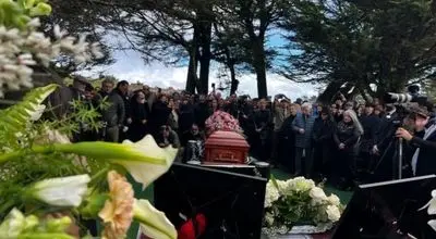 تصاویری از مراسم خاکسپاری بهرام بیضایی در آمریکا/ خاکسپاری بهرام بیضایی با نوای حسین علیزاده و مناجات خوانی مژده شمسایی/ ویدئو