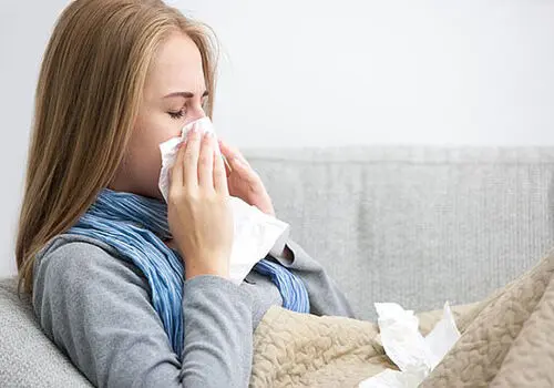 آیا سرماخوردگی می‌تواند خطر ابتلا به کووید-۱۹ را کم کند؟

